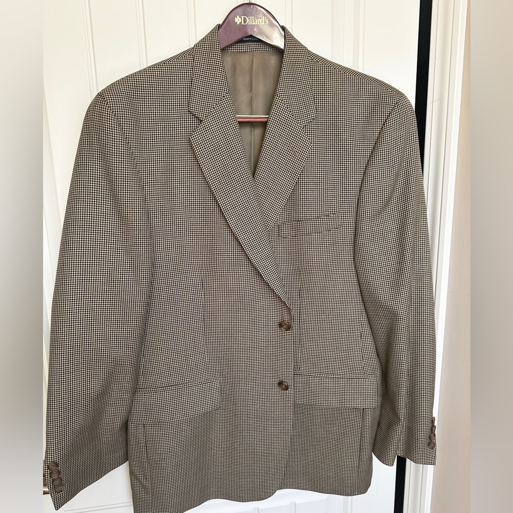 Elegant Ralph Lauren houndstooth sport coat in camel and black. 46R